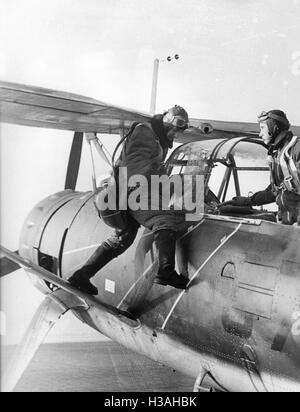 L'equipaggio di un HS 126 entra nel motore, 1939 Foto Stock