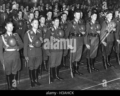 Grande tattoo di fronte al Haus der Flieger a Berlino, 1935 Foto Stock