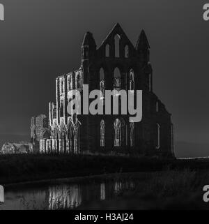 Immagine notturna di Dracula's Abbey a Whitby, North Yorkshire, Inghilterra Foto Stock