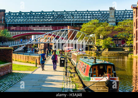 Passeggini dalla Bridgewater Canal Castlefield Manchester con i moderni mercanti del ponte e Vittoriano ponti ferroviari Foto Stock
