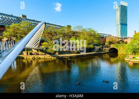 Il Merchant's Bridge Castlefield Manchester con il Beetham Tower sullo skyline Foto Stock