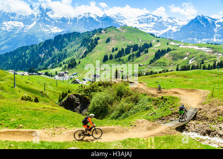 Rider che partecipano al Pass'Portes du Soleil 2016 MTB mountain bike evento attraverso il confine franco-svizzero Foto Stock