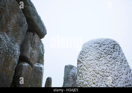 Stonehenge neolitico antico cerchio di pietra sulla Piana di Salisbury, Wiltshire, Regno Unito e le persone si radunano per il solstizio d'inverno celebrazioni. I pagani si riuniscono per il culto e godersi il sorgere del sole questo anno le pietre hanno una leggera copertura di neve. Foto Stock