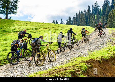 Rider che partecipano al Pass'Portes du Soleil 2016 MTB mountain bike evento attraverso il confine franco-svizzero Foto Stock