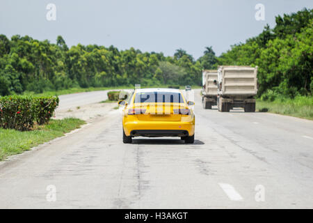 Vetture su strada a Cuba il vecchio e il nuovo retrò e moderno Foto Stock