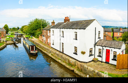 Narrowboat presso il bloccaggio superiore sul ramo di Rufford di Leeds e Liverpool Canal appena fuori Burscough in West Lancashire Inghilterra Foto Stock