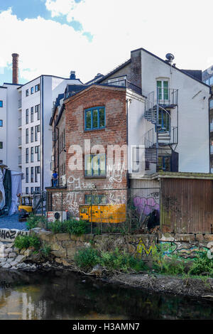 Ultima vecchia casa in attesa di essere distrutto in modo che i nuovi edifici moderni può prendere le sue proprietà costosi Foto Stock