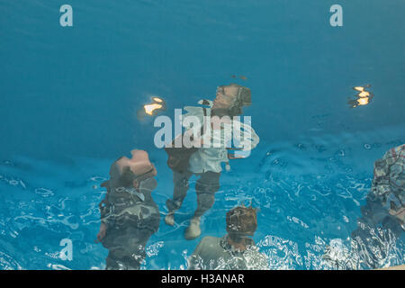 Il fake 'piscina' dall artista argentino Leandro Ehrlich con persone sotto l'acqua Foto Stock