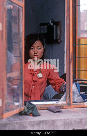 Donna cinese lavoratore in fabbrica della plastica, Nanjing, provincia dello Jiangsu, Cina Foto Stock