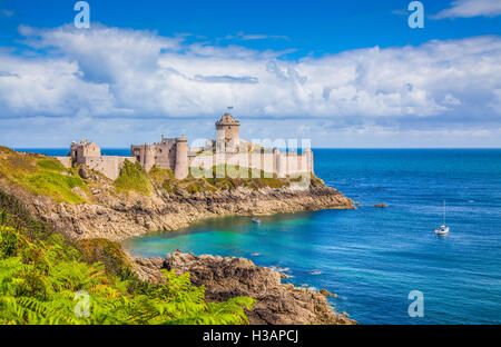 Visualizzazione classica del famoso Fort-La-Latte castello sulla Cote d'Emeraude, comune di Frehel, Cotes-d'Armor Bretagna, Francia Foto Stock