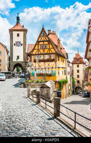 Classic vista da cartolina della storica città di Rothenburg ob der Tauber in una giornata di sole con cielo blu, Franconia, Baviera, Germania Foto Stock