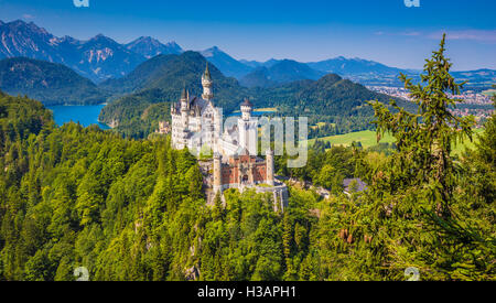 Bellissima vista del famoso castello di Neuschwanstein, uno d'Europa più visitato castelli, in estate, Baviera, Germania Foto Stock