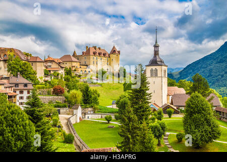Bellissima vista della città medievale di Gruyeres, casa del famoso Le gruyère Formaggi, cantone di Fribourg, Svizzera Foto Stock