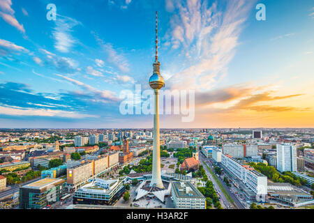 Lo skyline di Berlino panorama con la famosa torre della TV ad Alexanderplatz e drammatica nuvole al tramonto, Germania Foto Stock