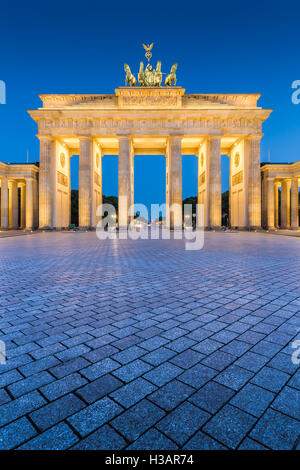 Visualizzazione classica della famosa Porta di Brandeburgo in Twilight, il centro di Berlino, Germania Foto Stock