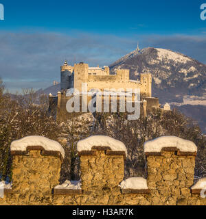 Bellissima vista della famosa Fortezza di Hohensalzburg al tramonto in inverno, a Salisburgo Salzburger Land, Austria Foto Stock