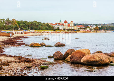 La spiaggia e il casinò del Mar Baltico resort Binz, Ruegen isola, rocce in primo piano Foto Stock