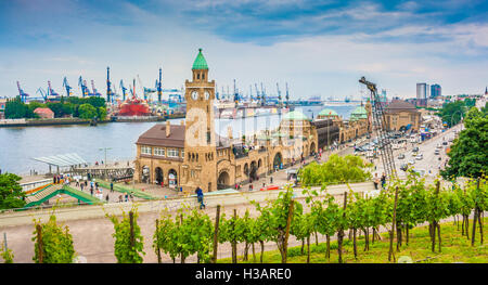 Famosi Hamburger Landungsbrücken con porto commerciale e il fiume Elba, St. Pauli district, Amburgo, Germania Foto Stock