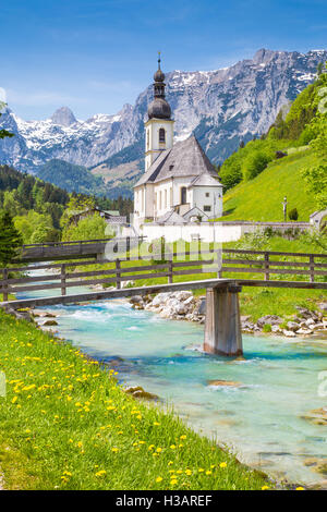 Scenic paesaggio di montagna delle Alpi con la famosa Chiesa Parrocchiale di San Sebastian nel villaggio di Ramsau in primavera, Berchtesgadener Land, Germania Foto Stock