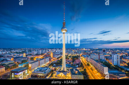 Lo skyline di Berlino con la famosa torre della TV ad Alexanderplatz nel crepuscolo al tramonto, Germania Foto Stock