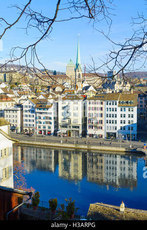 ZURICH, Svizzera - 27 dicembre 2015: vista sulla sponda est del fiume Limmat, con la chiesa Predigerkirche, la gente del posto e v Foto Stock