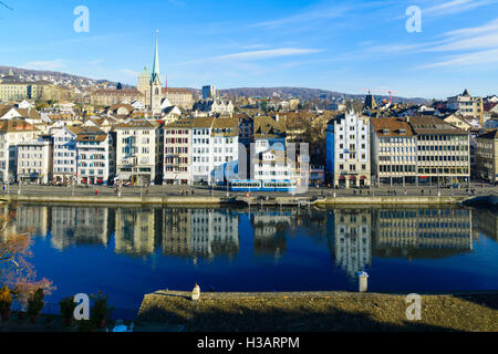 ZURICH, Svizzera - 27 dicembre 2015: vista sulla sponda est del fiume Limmat, con la chiesa Predigerkirche, la gente del posto e v Foto Stock