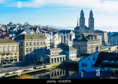 ZURICH, Svizzera - 27 dicembre 2015: vista del centro storico (Altstadt), con la Grossmunster (grande minster) Chiesa, la gente del posto un Foto Stock