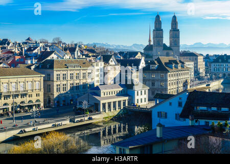 ZURICH, Svizzera - 27 dicembre 2015: vista del centro storico (Altstadt), con la Grossmunster (grande minster) Chiesa, la gente del posto un Foto Stock