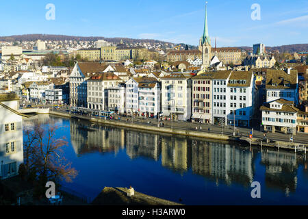 ZURICH, Svizzera - 27 dicembre 2015: vista sulla sponda est del fiume Limmat, con la chiesa Predigerkirche, la gente del posto e v Foto Stock