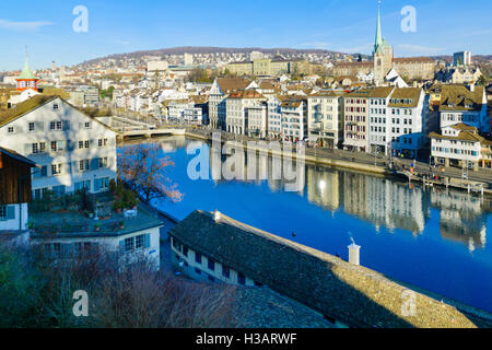 ZURICH, Svizzera - 27 dicembre 2015: vista sulla sponda est del fiume Limmat, con la chiesa Predigerkirche, la gente del posto e v Foto Stock