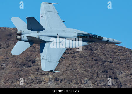 Marina degli Stati Uniti F/A-18F Super Hornet jet da combattimento, la laminazione in Rainbow Canyon. Foto Stock