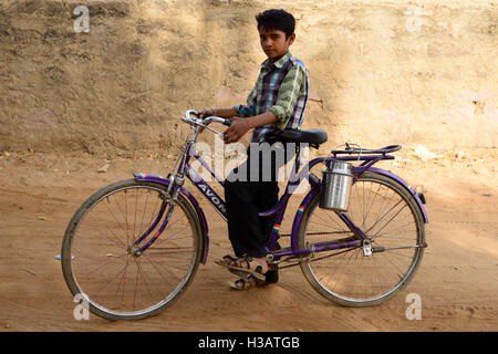 BHUJ, CORSE DI KUCH, India - 13 gennaio: Il ragazzo è la bicicletta per il latte al negozio nelle vicinanze del villaggio sul deserto Foto Stock