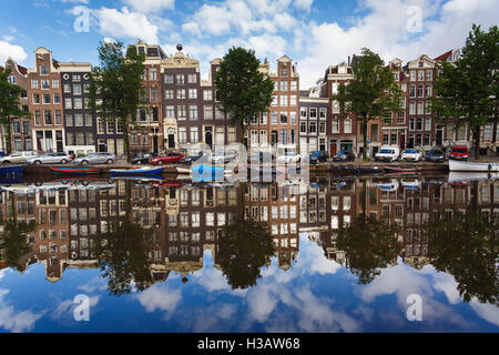 La riflessione di edifici tradizionali nella città di canal al mattino, Amsterdam Foto Stock