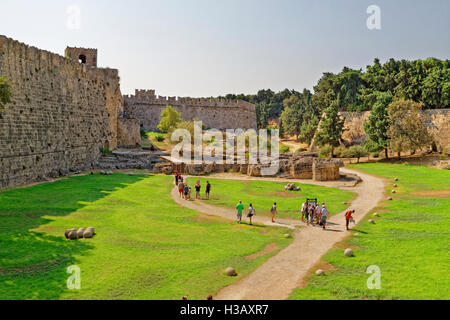 Esterno il fossato asciutto area della città murata di RODI, RODI, DODECANNESO Isola Gruppo, Grecia. Foto Stock