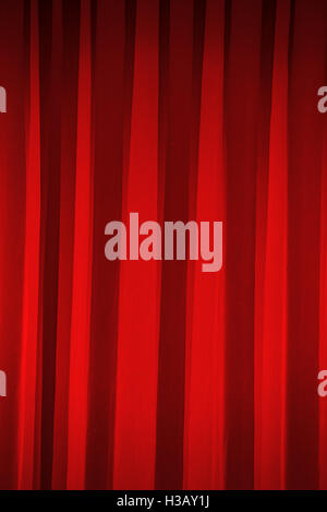 Tendaggi rossi nel teatro come astratta sfondo di intrattenimento Foto Stock