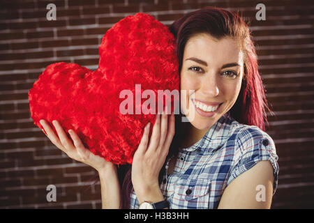 Donna che mantiene un cuore rosso morbidi Foto Stock