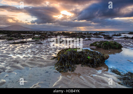 Cielo nuvoloso al tramonto sul filamento Derrymore sulla penisola di Dingle,County Kerry, Irlanda. Foto Stock