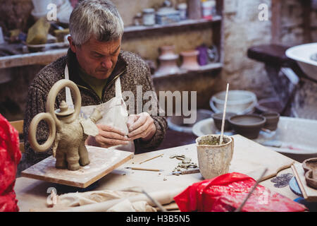 Concentrato di lavoro artigiano a tavola Foto Stock