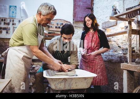 Concentrato potters team di lavoro Foto Stock