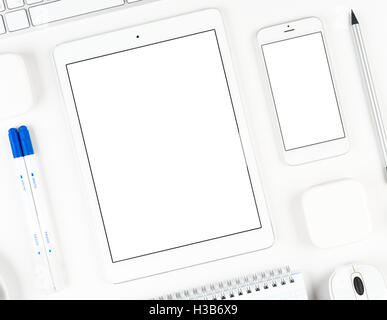 Design sensibile: tastiera, tablet e smartphone sul tavolo bianco Foto Stock