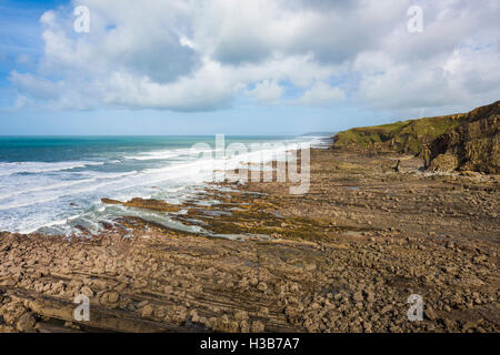 Vista da Lower Longbeak verso Lower Longbeak sulla costa nord della Cornovaglia a Widemouth Bay. Inghilterra. Foto Stock