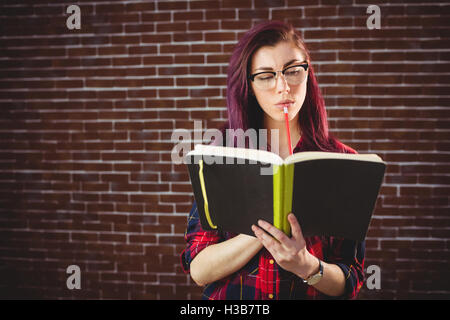 Giovane donna la lettura di un libro Foto Stock