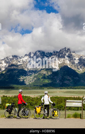 Ciclismo ciclisti mountain bike piloti in Grand Teton National Park, Wyoming negli Stati Uniti. Foto Stock