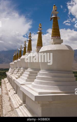 Gli Stupa al monastero di Shey in Ladakh, India Foto Stock