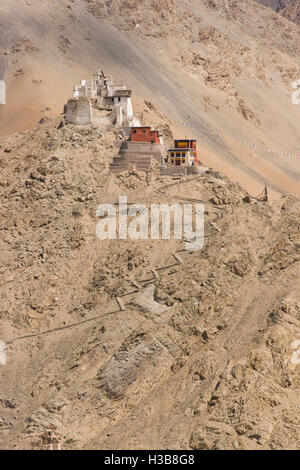 Rovinato fort seduto sopra il Tsemo Gompa su una montagna arida sopra Leh, capitale del Ladakh. Foto Stock