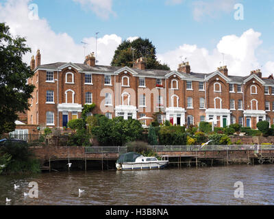 Case lungo il fiume Dee a Chester Foto Stock