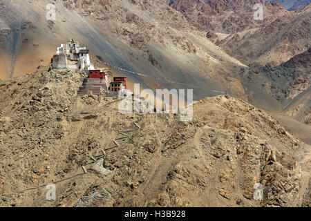 Rovinato fort seduto sopra il Tsemo Gompa su una montagna arida sopra Leh, capitale del Ladakh. Foto Stock