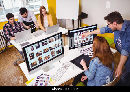 Editor foto lavoro sui computer Foto Stock