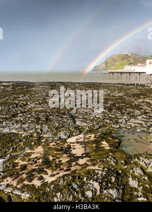 Doppio arcobaleno su Abersytwyth in Galles, Regno Unito Foto Stock