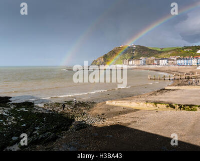 Doppio arcobaleno su Abersytwyth in Galles, Regno Unito Foto Stock